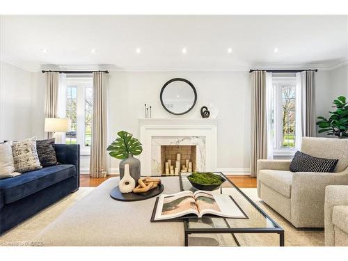 2072 Chippewa Trail, Mississauga, ON - Indoor Photo Showing Living Room With Fireplace