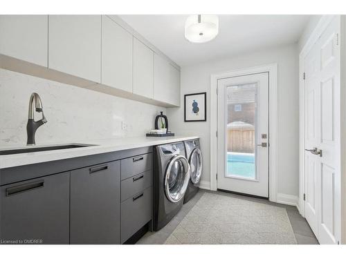 2072 Chippewa Trail, Mississauga, ON - Indoor Photo Showing Laundry Room
