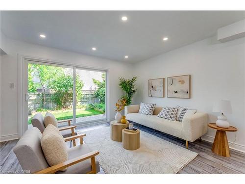 30-1580 Lancaster Drive, Oakville, ON - Indoor Photo Showing Living Room