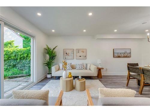 30-1580 Lancaster Drive, Oakville, ON - Indoor Photo Showing Living Room