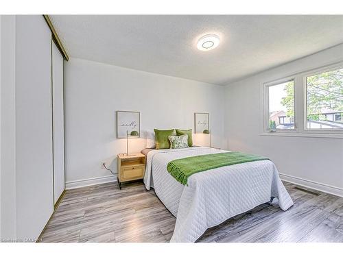 30-1580 Lancaster Drive, Oakville, ON - Indoor Photo Showing Bedroom