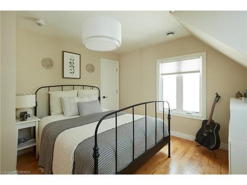 1048 Plains View Avenue, Burlington, ON - Indoor Photo Showing Bedroom