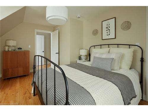 1048 Plains View Avenue, Burlington, ON - Indoor Photo Showing Bedroom