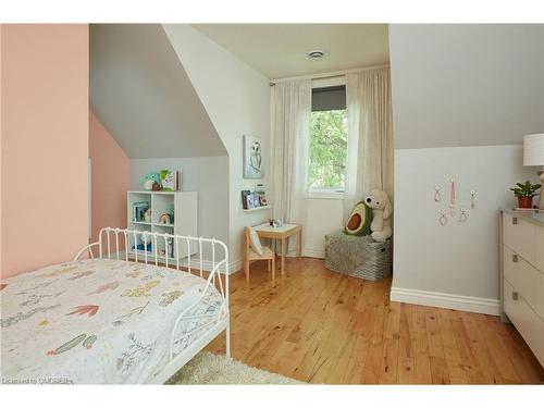 1048 Plains View Avenue, Burlington, ON - Indoor Photo Showing Bedroom