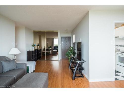 914-2929 Aquitaine Avenue, Mississauga, ON - Indoor Photo Showing Living Room