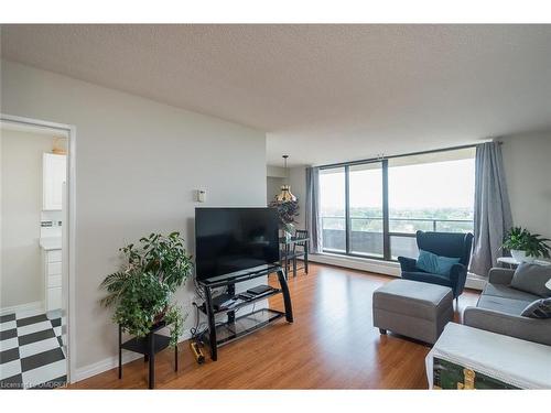 914-2929 Aquitaine Avenue, Mississauga, ON - Indoor Photo Showing Living Room