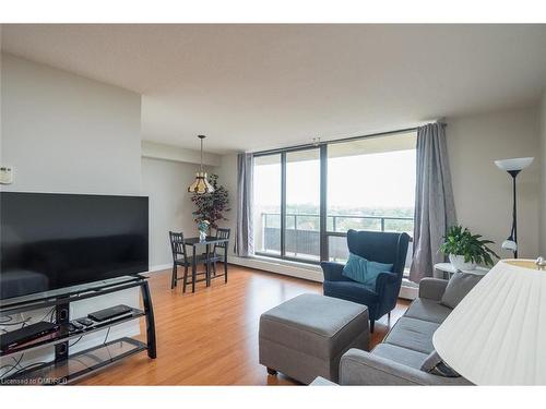 914-2929 Aquitaine Avenue, Mississauga, ON - Indoor Photo Showing Living Room