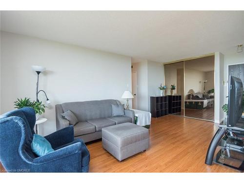 914-2929 Aquitaine Avenue, Mississauga, ON - Indoor Photo Showing Living Room