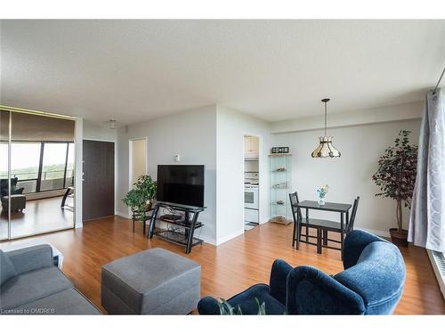 914-2929 Aquitaine Avenue, Mississauga, ON - Indoor Photo Showing Living Room