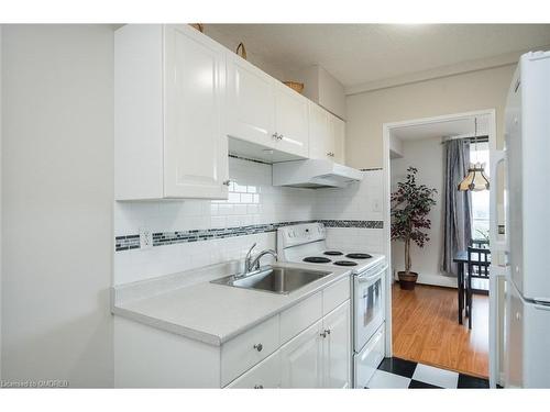 914-2929 Aquitaine Avenue, Mississauga, ON - Indoor Photo Showing Kitchen