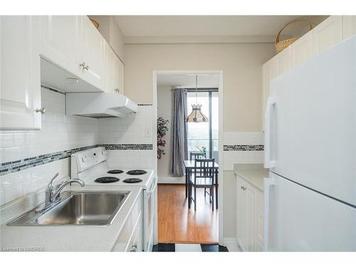 914-2929 Aquitaine Avenue, Mississauga, ON - Indoor Photo Showing Kitchen