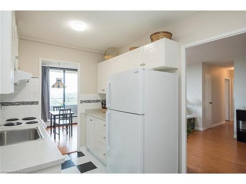 914-2929 Aquitaine Avenue, Mississauga, ON - Indoor Photo Showing Kitchen