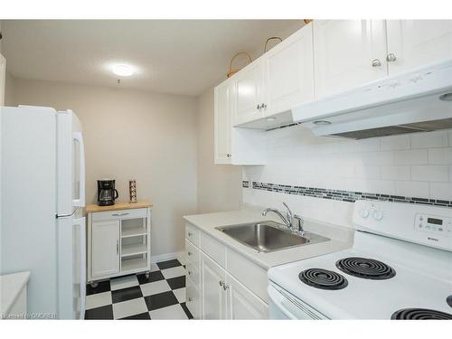 914-2929 Aquitaine Avenue, Mississauga, ON - Indoor Photo Showing Kitchen