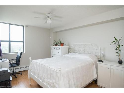 914-2929 Aquitaine Avenue, Mississauga, ON - Indoor Photo Showing Bedroom