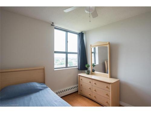 914-2929 Aquitaine Avenue, Mississauga, ON - Indoor Photo Showing Bedroom