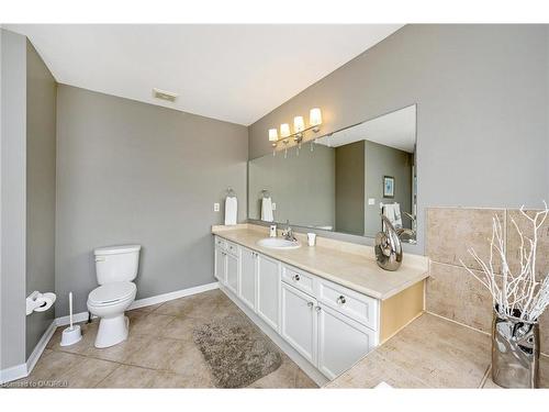 730 Dolby Crescent, Milton, ON - Indoor Photo Showing Bathroom