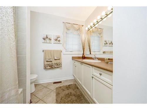 730 Dolby Crescent, Milton, ON - Indoor Photo Showing Bathroom