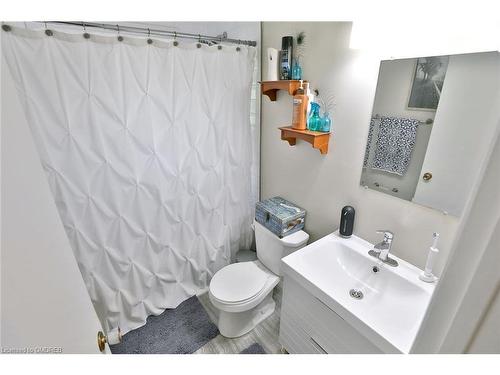 124 Mohawk Road W, Hamilton, ON - Indoor Photo Showing Bathroom