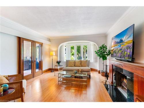 19 Jackson Avenue, Toronto, ON - Indoor Photo Showing Living Room