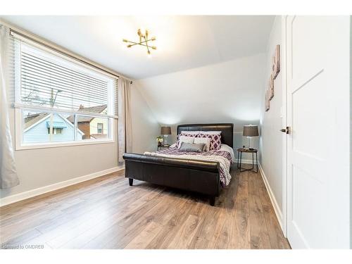 22 Harvey Street, Hamilton, ON - Indoor Photo Showing Bedroom