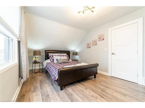 22 Harvey Street, Hamilton, ON - Indoor Photo Showing Bedroom