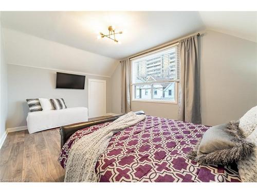 22 Harvey Street, Hamilton, ON - Indoor Photo Showing Bedroom