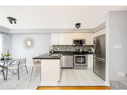 1092 Mcclenahan Crescent, Milton, ON - Indoor Photo Showing Kitchen