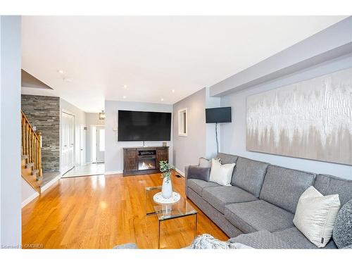 1092 Mcclenahan Crescent, Milton, ON - Indoor Photo Showing Living Room