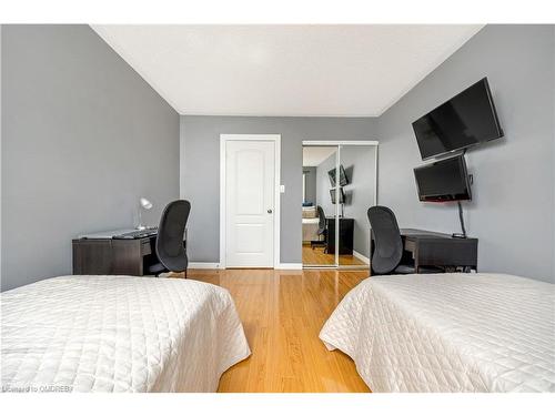 1092 Mcclenahan Crescent, Milton, ON - Indoor Photo Showing Bedroom