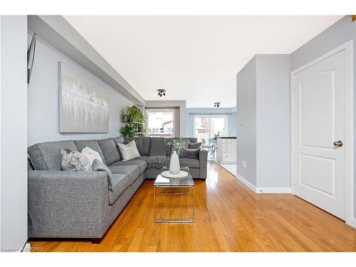 1092 Mcclenahan Crescent, Milton, ON - Indoor Photo Showing Living Room
