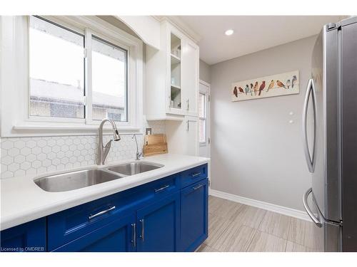 138 Oakdale Drive, Oakville, ON - Indoor Photo Showing Kitchen With Double Sink