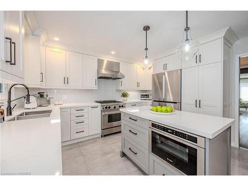 267 River Oaks Boulevard W, Oakville, ON - Indoor Photo Showing Kitchen With Double Sink With Upgraded Kitchen