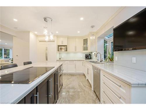 177 Breezy Pines Drive, Mississauga, ON - Indoor Photo Showing Kitchen With Upgraded Kitchen