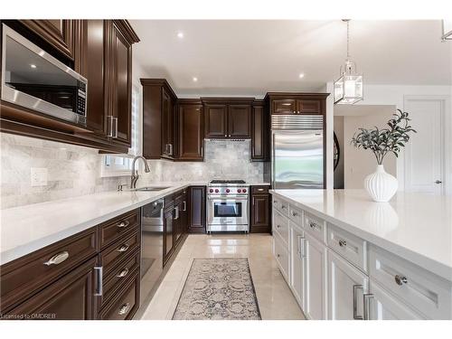 2445 Chateau Common, Oakville, ON - Indoor Photo Showing Kitchen With Upgraded Kitchen