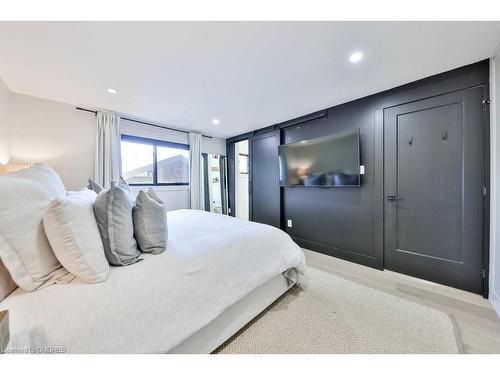 218 Vance Drive, Oakville, ON - Indoor Photo Showing Bedroom