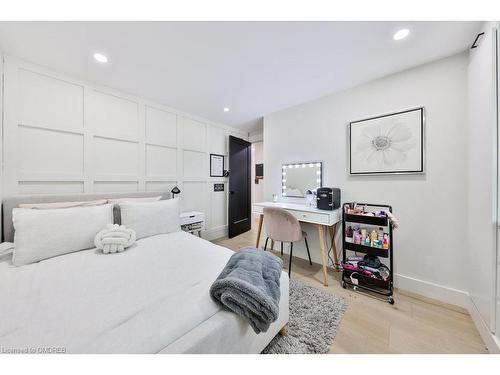 218 Vance Drive, Oakville, ON - Indoor Photo Showing Bedroom