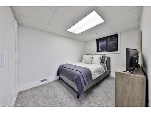 218 Vance Drive, Oakville, ON - Indoor Photo Showing Bedroom