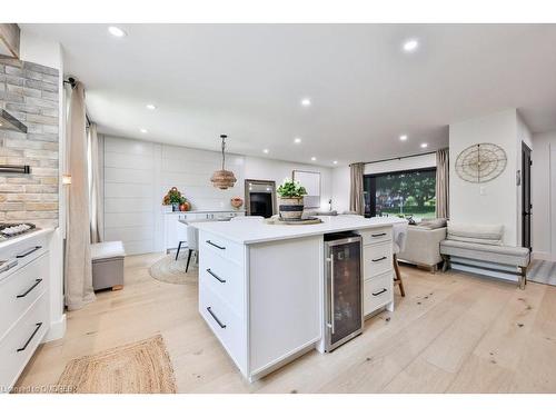 218 Vance Drive, Oakville, ON - Indoor Photo Showing Kitchen With Upgraded Kitchen