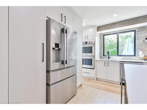 218 Vance Drive, Oakville, ON - Indoor Photo Showing Kitchen With Upgraded Kitchen