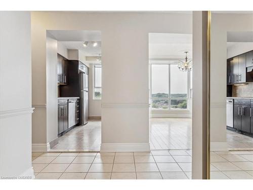 712-5280 Lakeshore Road, Burlington, ON - Indoor Photo Showing Kitchen