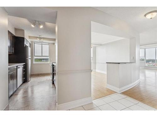 712-5280 Lakeshore Road, Burlington, ON - Indoor Photo Showing Kitchen