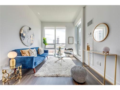 712-4011 Brickstone Mews, Mississauga, ON - Indoor Photo Showing Living Room