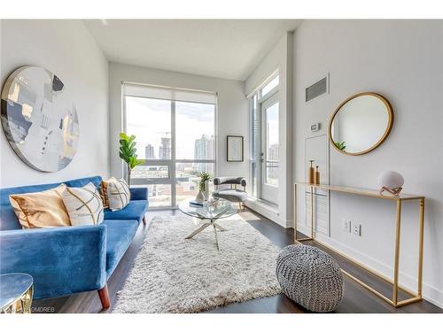 712-4011 Brickstone Mews, Mississauga, ON - Indoor Photo Showing Living Room