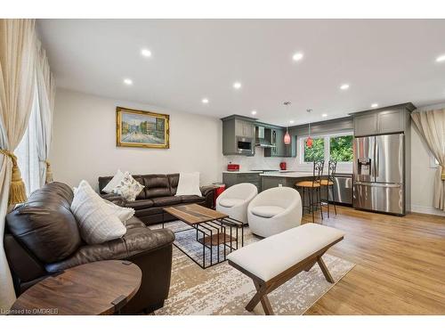 208 Glen Oak Drive, Oakville, ON - Indoor Photo Showing Living Room