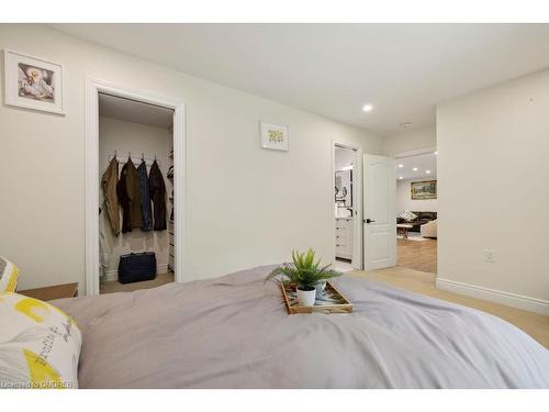 208 Glen Oak Drive, Oakville, ON - Indoor Photo Showing Bedroom