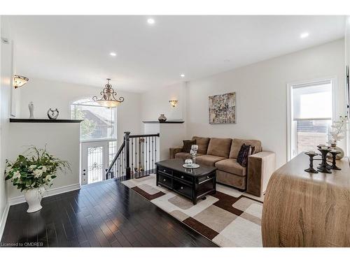 5761 Ironwood Street, Niagara Falls, ON - Indoor Photo Showing Living Room