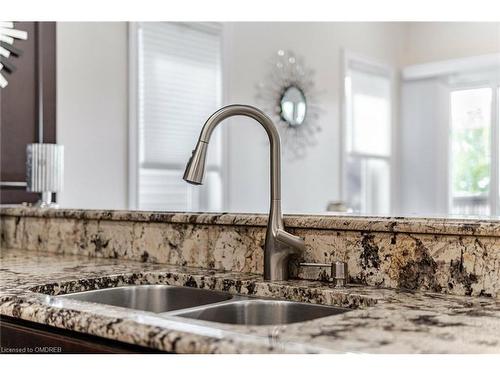 5761 Ironwood Street, Niagara Falls, ON - Indoor Photo Showing Kitchen With Double Sink With Upgraded Kitchen