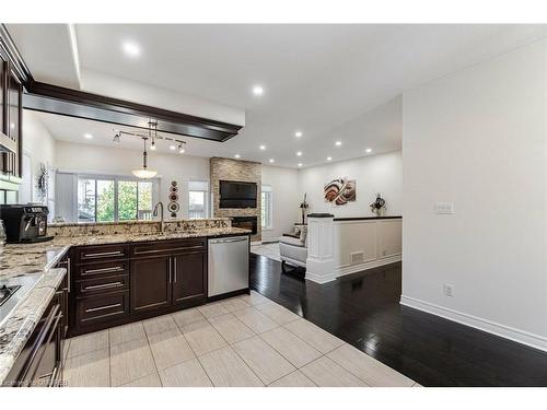 5761 Ironwood Street, Niagara Falls, ON - Indoor Photo Showing Kitchen With Upgraded Kitchen