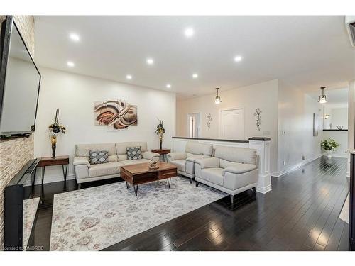 5761 Ironwood Street, Niagara Falls, ON - Indoor Photo Showing Living Room