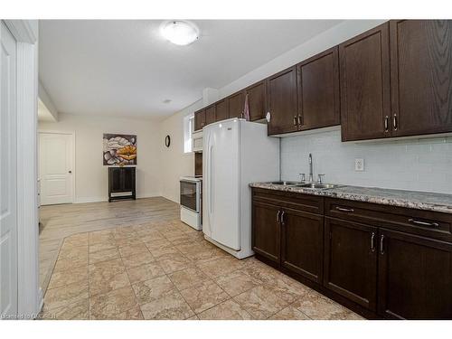 5761 Ironwood Street, Niagara Falls, ON - Indoor Photo Showing Kitchen With Double Sink